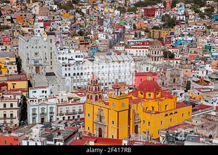 Vue aérienne sur le centre-ville coloré de Guanajuato et sa basilique, au centre du Mexique Banque D'Images