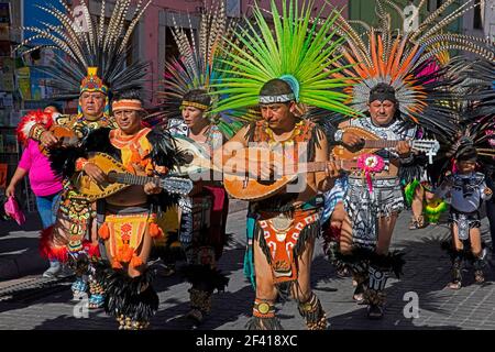 Musiciens folkloriques Aztec jouant le mandoline et danseurs dans le centre-ville de Guanajuato, au Mexique central Banque D'Images