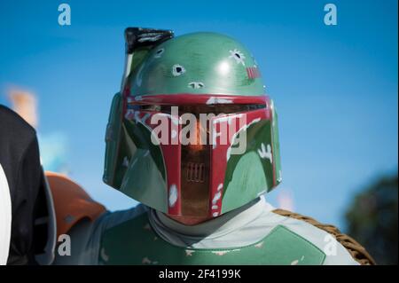 Fête de la fête de la fête, vêtue comme un Boba Fett de Star Wars le jour 3 du Camp Bestival 2014, Château de Lulworth - Dorset Banque D'Images