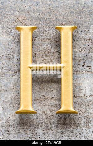 Lettre d'or H avec sérifs transparents Banque D'Images