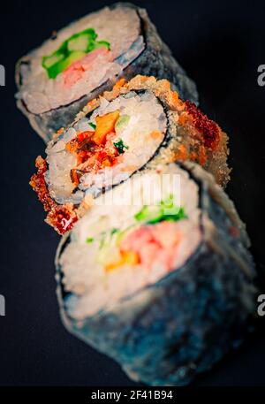 Sushi verticaux alignés sur fond noir. Sushi verticaux alignés sur fond noir Banque D'Images