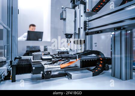 Découpage au laser CNC metal, la technologie industrielle moderne. Petite profondeur de champ. Avertissement - tir authentique dans des conditions difficiles. Banque D'Images