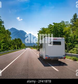 VR Caravane voiture sur l'autoroute. Locations de tourisme et voyages. Banque D'Images