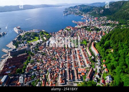 Bergen est une ville et une municipalité située dans la région de Rogaland, sur la côte ouest de la Norvège. Bergen est la deuxième plus grande ville de Norvège. La vue de la hauteur de vol d'oiseaux. FPV aériennes vols de drones. Banque D'Images