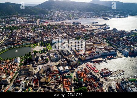 Bergen est une ville et une municipalité située dans la région de Rogaland, sur la côte ouest de la Norvège. Bergen est la deuxième plus grande ville de Norvège. La vue de la hauteur de vol d'oiseaux. FPV aériennes vols de drones. Banque D'Images