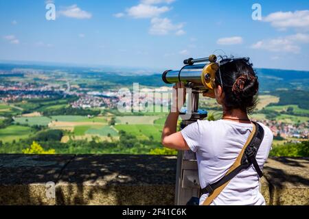 Touriste sur le pont d'observation, plate-forme panoramique le Château de Hohenzollern, Allemagne Banque D'Images