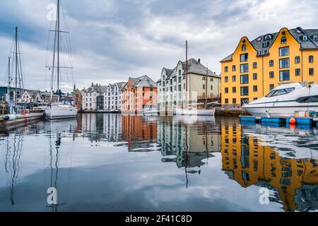 Aksla à la ville d'Alesund , la Norvège. C'est un port de mer, et est réputé pour sa concentration d'architecture Art Nouveau. Banque D'Images