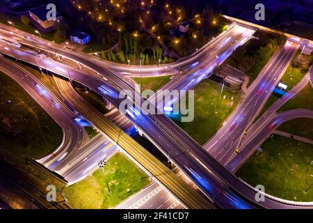 Nuit Vue aérienne d'une intersection d'autoroute à la circulation pédestre nuit Moscou Banque D'Images