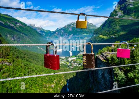 Vue sur le pont d'observation du fjord de Geiranger, magnifique nature Norvège. Il s'agit d'une branche de 15 kilomètres (9.3 miles) de long au large du Sunnylvsfjorden, qui est une branche au large du Storfjorden. Banque D'Images