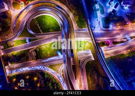Nuit Vue aérienne d'une intersection d'autoroute à la circulation pédestre nuit Moscou Banque D'Images