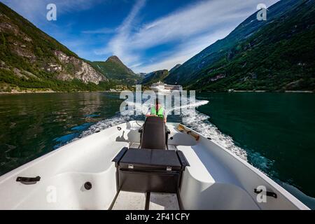 L'homme de conduire un bateau. Fjord de Geiranger, Belle Nature Norvège.vacances d'été. Fjord de Geiranger, Site du patrimoine mondial de l'UNESCO. Banque D'Images