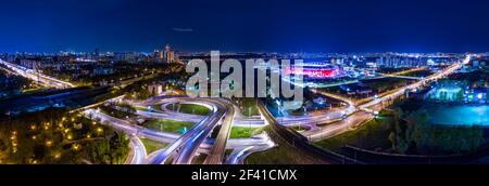 Vue aérienne de nuit panorama de l'intersection des sentiers d'une autoroute de la circulation de nuit Moscou Banque D'Images