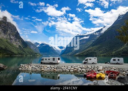 Vacances famille billet RV, vacances voyage en camping-car, caravane location de vacances. Belle Nature Norvège paysage naturel. Banque D'Images