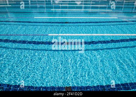 Piscine olympique de fond sur une journée ensoleillée Banque D'Images