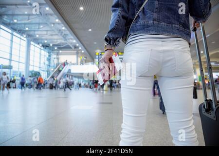 Voyageuses détient un passeport et un billet dans le contexte de l'aéroport hall Banque D'Images