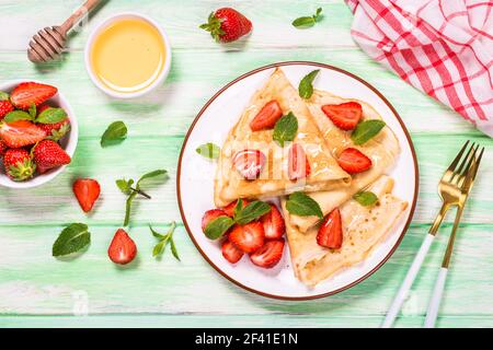 Crêpes aux framboises fraîches et au miel. Banque D'Images