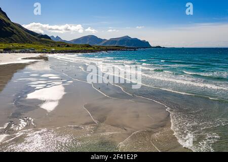 Beach Lofoten îles est un archipel dans le comté de Nordland, en Norvège. Est connu pour un paysage distinctif avec des montagnes et des pics spectaculaires, la mer ouverte et les baies abritées, les plages Banque D'Images