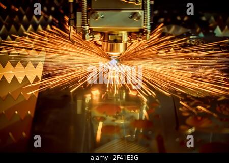 CNC découpe au laser des métaux technologie industrielle moderne. La découpe au laser fonctionne en dirigeant la sortie d'un laser de haute puissance à travers l'optique. Optique laser et commande numérique par ordinateur CNC. Banque D'Images