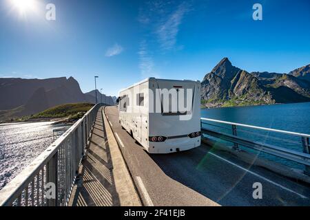 VR Caravane voiture sur l'autoroute. Locations de tourisme et voyages. Belle Nature Norvège paysage naturel. Banque D'Images