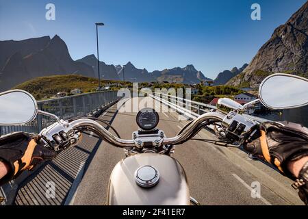 Des promenades en bicyclette sur route en Norvège. Vue à la première personne. Banque D'Images