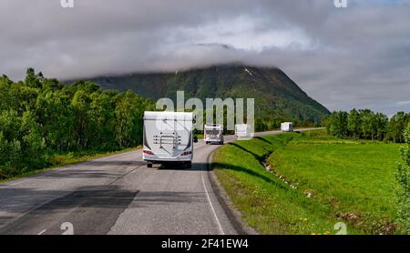 VR Caravane voiture sur l'autoroute. Locations de tourisme et voyages. Belle Nature Norvège paysage naturel. Banque D'Images