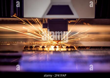 CNC découpe au laser des métaux technologie industrielle moderne. La découpe au laser fonctionne en dirigeant la sortie d'un laser de haute puissance à travers l'optique. Optique laser et commande numérique par ordinateur CNC. Banque D'Images