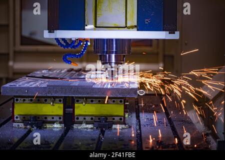 Machine de tournage CNC pour le travail des métaux. Découpe du métal technologie de traitement moderne. Le fraisage est le processus d'usinage à l'aide de fraises rotatives pour enlever la matière en faisant avancer une fraise dans une pièce. Banque D'Images