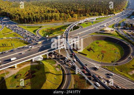 Vue aérienne d'une autoroute intersection des sentiers de la circulation à Moscou. Banque D'Images