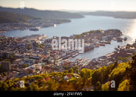 Vue sur Bergen Norvège. Lentille à basculement. Bergen est une ville et une municipalité de Hordaland, sur la côte ouest de la Norvège. Bergen est la deuxième plus grande ville de Norvège. Banque D'Images