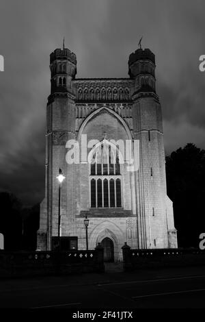 Vue nocturne de l'abbaye de Thorney, église St Mary et St Botolphs, village de Thorney, Cambridgeshire, Angleterre, Royaume-Uni Banque D'Images