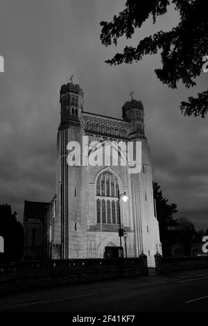 Vue nocturne de l'abbaye de Thorney, église St Mary et St Botolphs, village de Thorney, Cambridgeshire, Angleterre, Royaume-Uni Banque D'Images