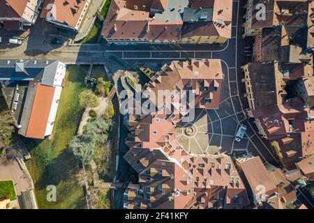 Vue aérienne sur les toits du bâtiment dans le centre-ville d'Annecy En France Banque D'Images