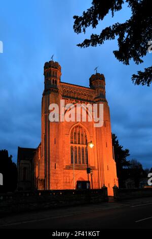 Vue nocturne de l'abbaye de Thorney, église St Mary et St Botolphs, village de Thorney, Cambridgeshire, Angleterre, Royaume-Uni Banque D'Images