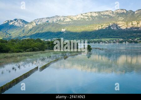 Lac sauvage avec petite ville sur la rive du lac dans la distance Banque D'Images