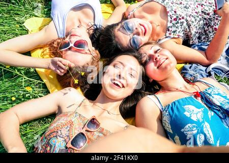 Copines multiraciales prenant le selfie à la campagne pique-nique - amitié heureuse concept et amusement avec les jeunes et la nouvelle tendance technologique Banque D'Images