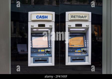 Guichets automatiques bilingues sur l'avenue des champs-Elysées, Paris, France Banque D'Images