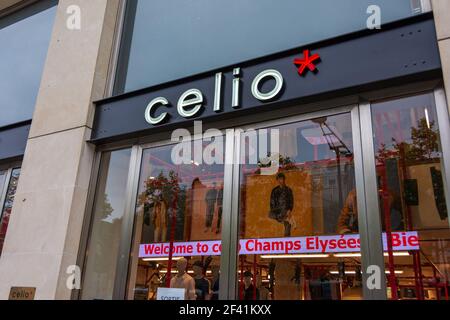 Façade du magasin phare Celio sur l'avenue des champs-Elysées, Paris, France Banque D'Images