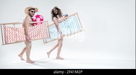 Deux beaux mecs sur la plage - isolé Banque D'Images