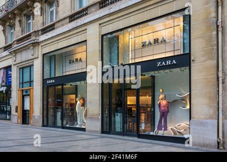 Façade du magasin Zara sur l'avenue des champs-Élysées, Paris, France Banque D'Images