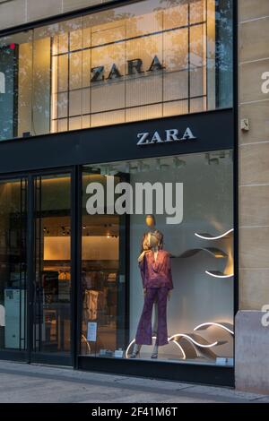 Façade du magasin Zara sur l'avenue des champs-Élysées, Paris, France Banque D'Images