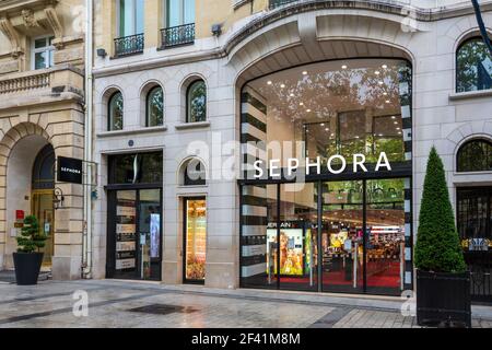 Façade du magasin Sephora sur l'avenue des champs-Elysées, Paris, France Banque D'Images