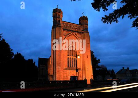 Vue nocturne de l'abbaye de Thorney, église St Mary et St Botolphs, village de Thorney, Cambridgeshire, Angleterre, Royaume-Uni Banque D'Images