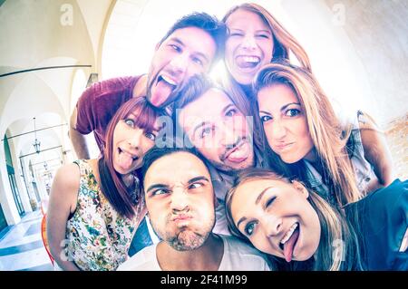 Meilleurs amis qui prennent le selfie à l'extérieur avec un rétro-éclairage - heureux Concept d'amitié avec les jeunes qui s'amusent ensemble - froid style filtre vintage Banque D'Images