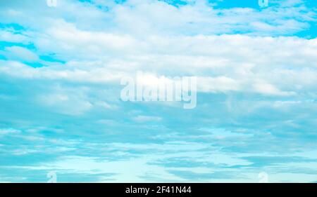 Beau ciel bleu avec beaucoup de nuages moelleux Banque D'Images