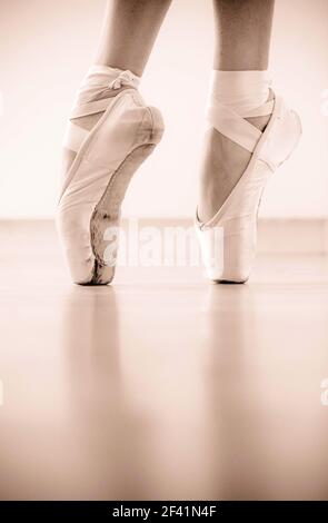 Gros plan de ballerinas pointe chaussures. Ballet classique Banque D'Images