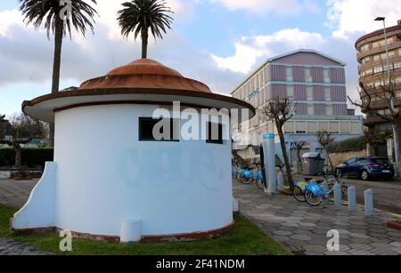 Petite hutte blanche et orange en béton autrefois utilisée comme un Billetterie pour les bus non utilisés sur la Plaza de las Brisas Piquio Santander Cantabria Espagne Banque D'Images