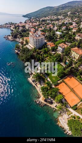 Belle vue panoramique sur le village de Lovran et sa côte de mer en Croatie. Photo vue de dessus prise sur drone. Banque D'Images
