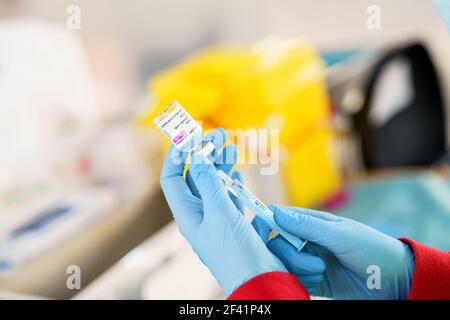 GRENADE, ANDALOUSIE, ESPAGNE. 26 FÉVRIER 2021. Vaccination de masse contre Covid-19, à l'aide du vaccin d'AstraZeneca. L'infirmière charge la seringue avec le vaccin. Banque D'Images