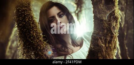 Portrait of a Beautiful woman posing entre les arbres Banque D'Images