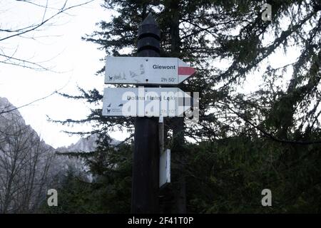 Pologne, Zakpane - 12 novembre 2020 : panneau touristique, panneau sur le sentier Banque D'Images
